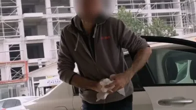 Elini makineye kaptırdı