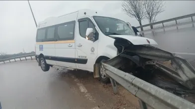 İnegöl'de minibüs bariyere saplandı