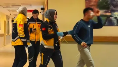 Kesim sırasında fırlayan ağaç parçası gözüne saplandı