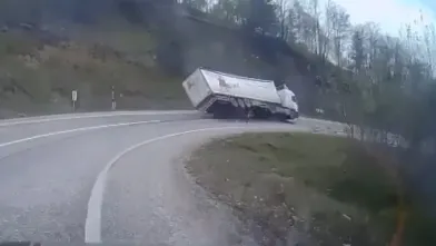 İnegöl'de tırın devrilme anı kameralarda