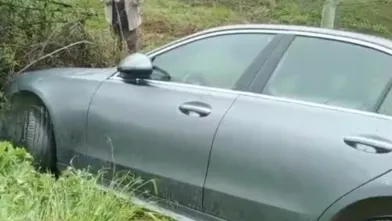 Otomobil şarampole yuvarlandı!