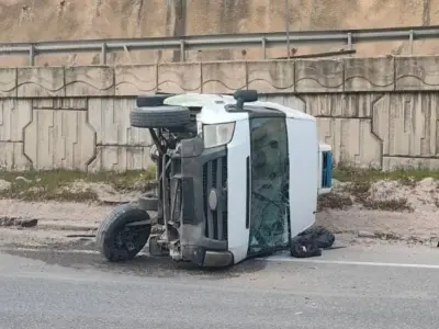 Kontrolden çıkan minibüs takla attı!