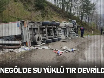 İnegöl'de su yüklü TIR devrildi