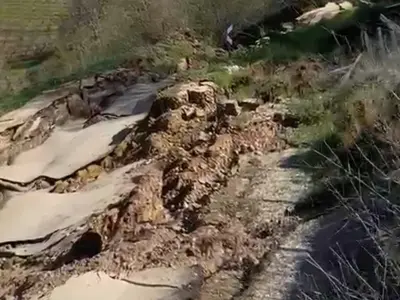 İnegöl'de yol çöktü!