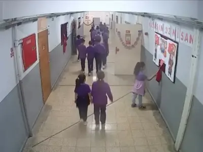 Minik yüreklerden bayrağa büyük saygı