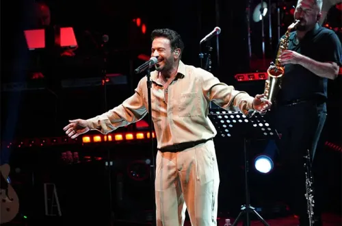 Açıkhava'da Emre Altuğ'dan müzik dolu gece
