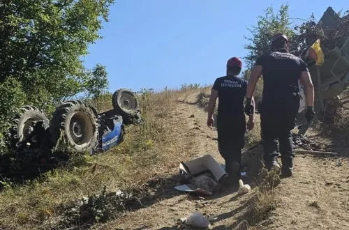 İnegöl'de genç sürücü traktörün altında kaldı