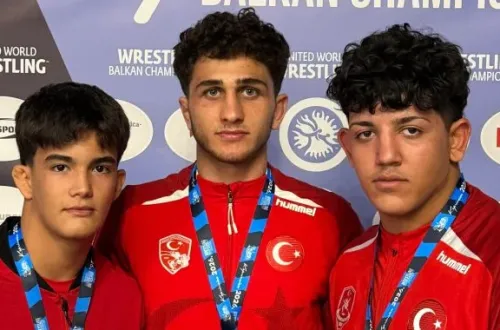 Büyükşehir Belediyesporlu güreşçilerden 3 madalya