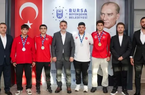 Başkan Vekili Biba, Bursa’nın gururu güreşçileri ağırladı