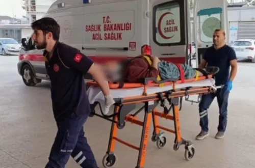 Çöp kamyonunun çarpıştığı elektrikli bisiklet sürücüsü ağır yaralandı