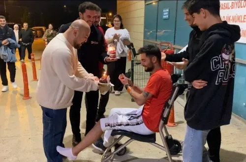 ​İnegöl’de kaza geçiren genç sürücüye hastanede doğum günü sürprizi