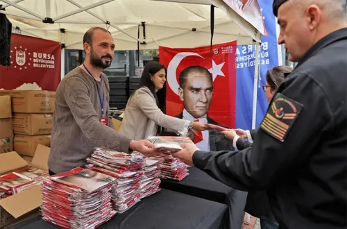 Büyükşehir'den Cumhuriyet Bayramı'na özel Türk bayraklı Atatürk posteri