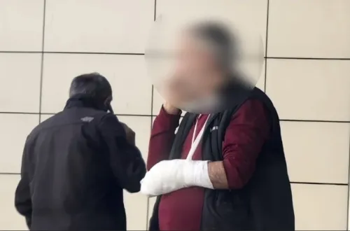Eline çivi saplanan işçi hastaneye kaldırıldı