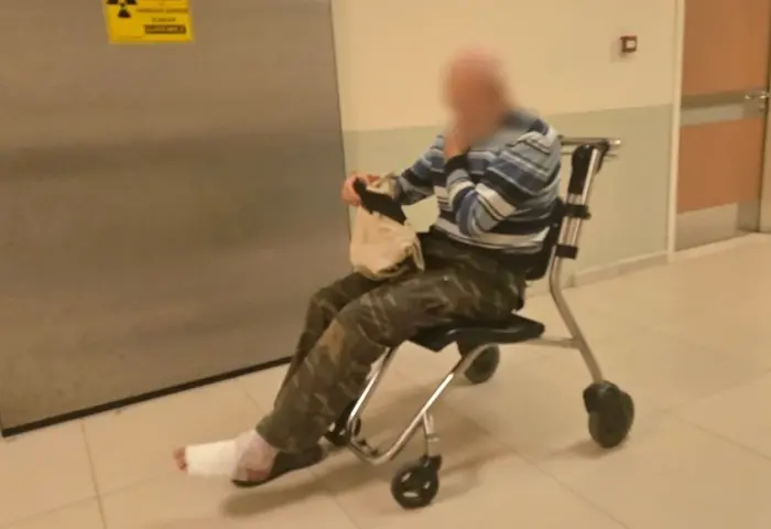 Odun kesmek isterken, ayağını kesti!