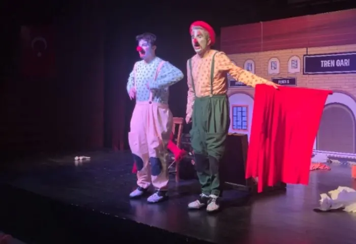 “İki Bavul Dolusu” Minik Tiyatrosverlerle Buluştu