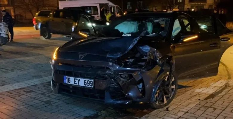 İnegöl'de servis minibüsü ile otomobil çarpıştı