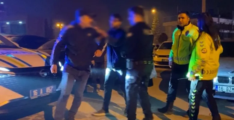 İnegöl'de gergin anlar! Kaputa oturup direndi!