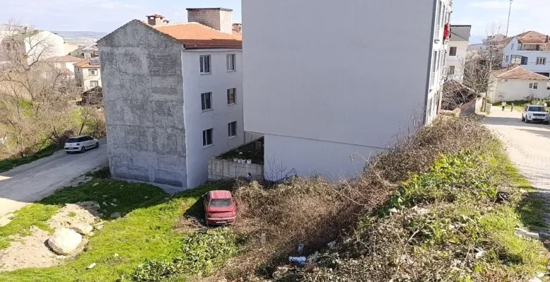 İnegöl'de freni boşalan otomobil 20 metre uçtu