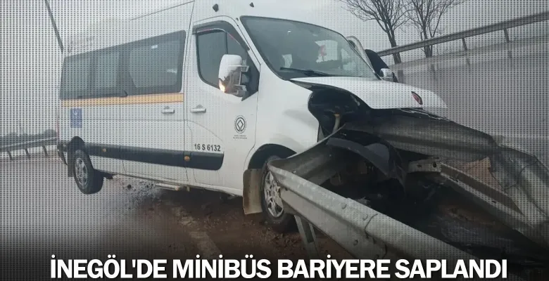 İnegöl'de minibüs bariyere saplandı