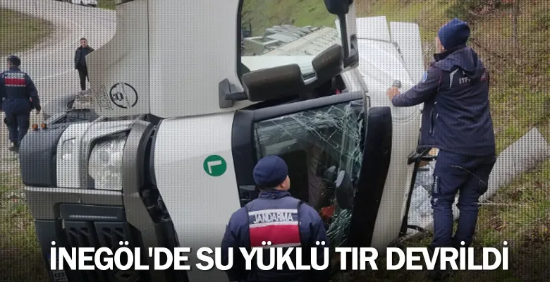 İnegöl'de su yüklü TIR devrildi