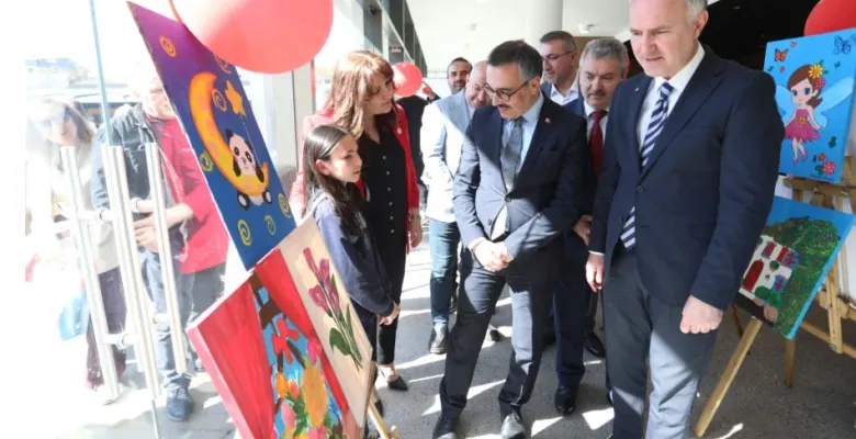 İnegöl’ün Küçük Sanatçılarının Eserleri 23 Nisan Özel Sergisinde Görücüye Çıktı