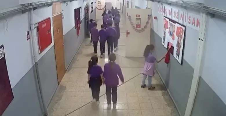 Minik yüreklerden bayrağa büyük saygı