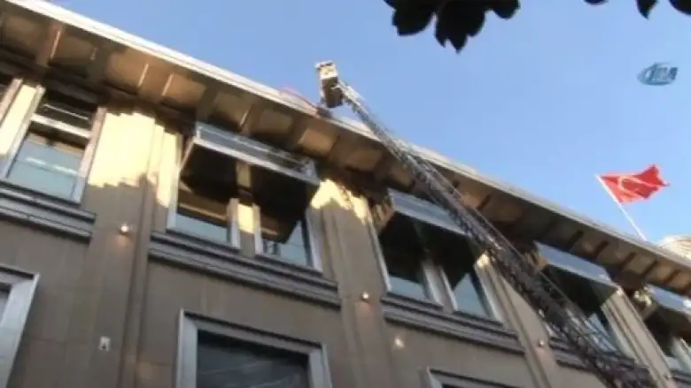 Ünlü Alışveriş Merkezinde Yangın Paniği