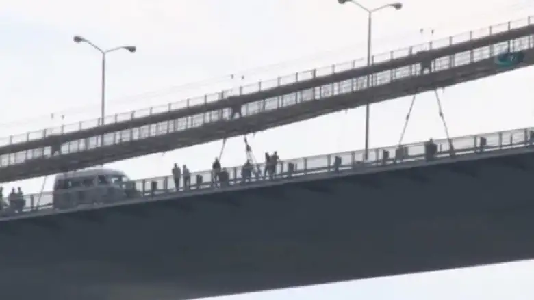 Köprüdeki Intihar Girişimi Trafiği Felç Etti