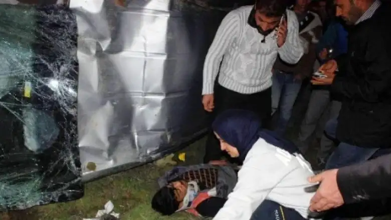 Virajı alamayan araç mezarlığa uçtu: 5 yaralı