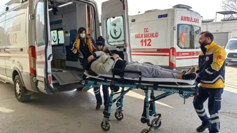 Motosiklet ile scooter kafa kafaya çarpışı