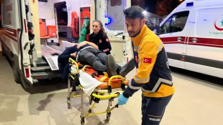 İnegöl'de servis minibüsü TIR'a çarptı