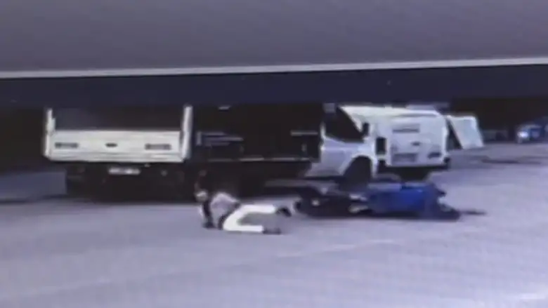 Kontrolden çıkan motosiklet park halindeki araca çarptı