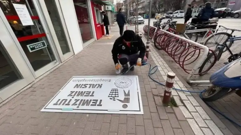 Kaldırımlar temizlik için dile geldi