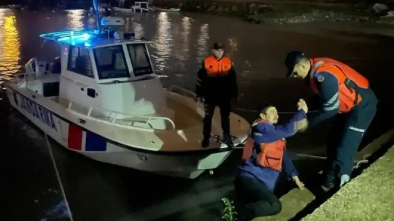 Bursa'da gölde mahsur kalan vatandaşların yardımına jandarma koştu