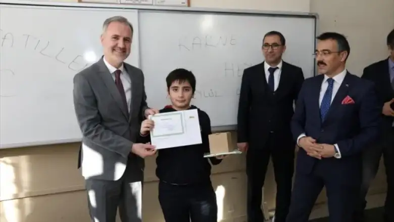 Protokol öğrencilerin karne heyecanına ortak oldu