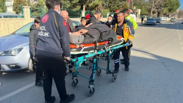 Motosiklet park halindeki araca çarptı