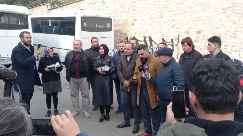 İSVEÇ BAŞKONSOLOSLUĞU ÖNÜNDE VEDA HUTBESİ DAĞITTILAR