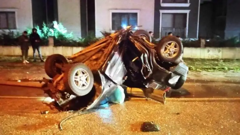 İnegöl'de direğe çarpan araç ikiye katlandı: O anlar kamerada