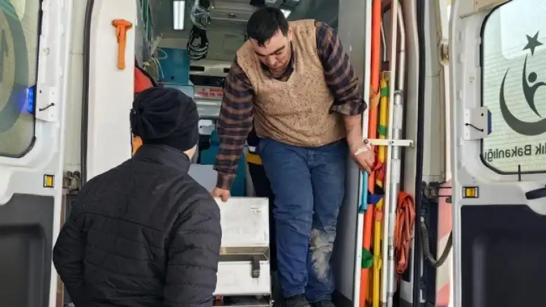 Minibüsün çarptığı genç yaralandı