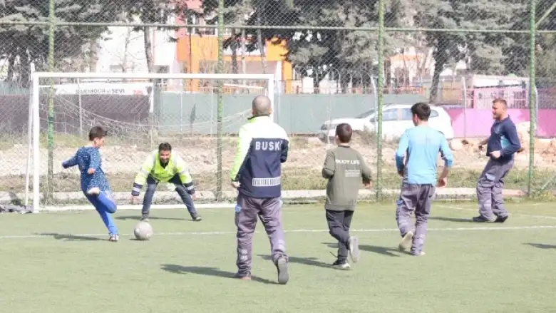 Depremzede çocuklarla moral maçı