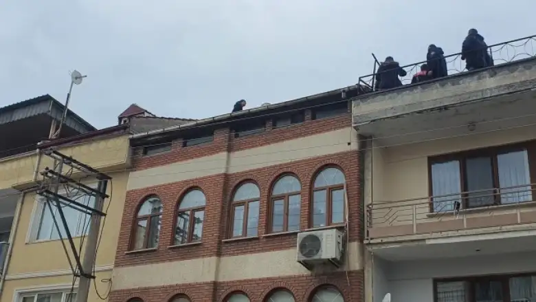 İntihar etmek için çatıya çıkan kadın korku yarattı!