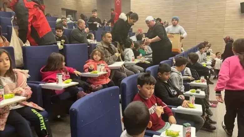 Depremzede çocuklara sinema sürprizi