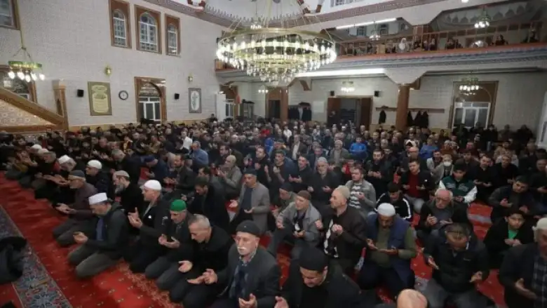 Berat Kandili'nde camiler doldu taştı