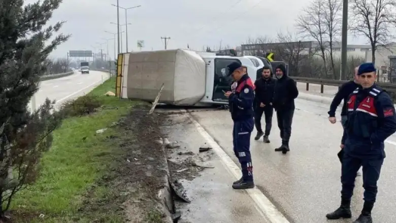 Kontrolden çıkan kamyonet devrildi