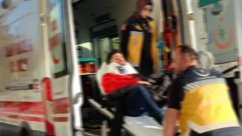 İnegöl'de servis minibüsü otomobile çarptı; 1 yaralı