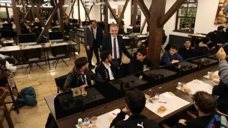 Başkan Taban, Nöbetçi Kitaphane’nin iftar sofrasında gençlerle buluştu