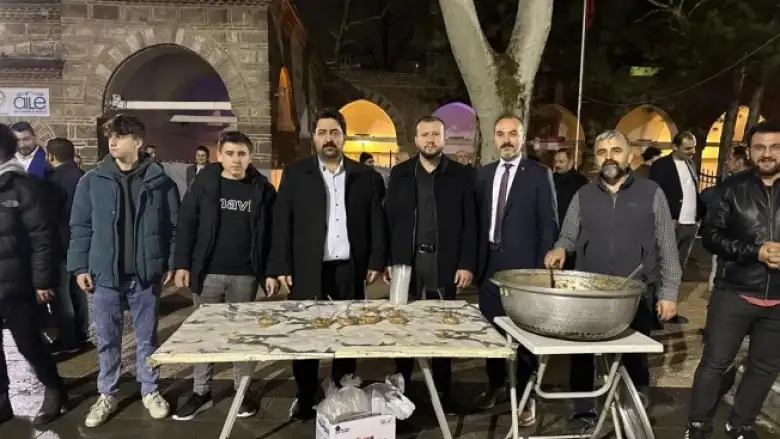 Türkeş'in anısına helva dağıttılar