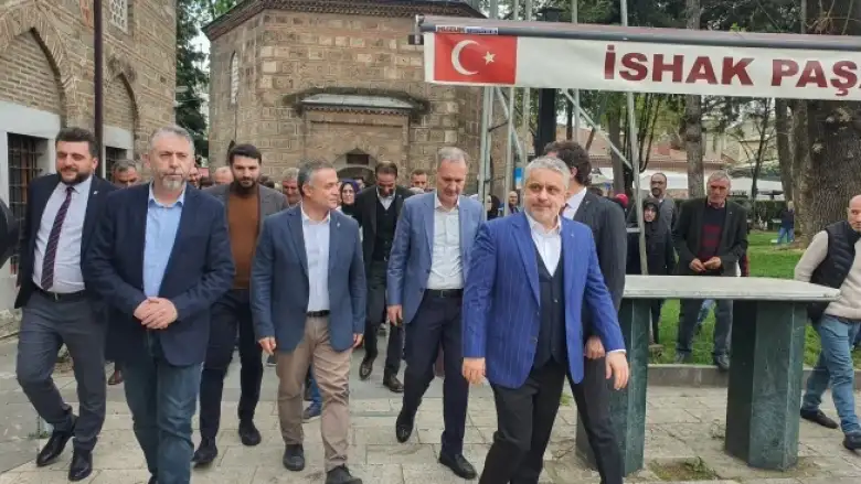 AK Parti İnegöl teşkilatı İshakpaşa türbesinde dua ederek seçim startını verdi