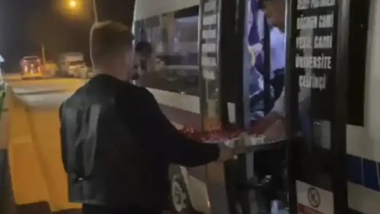 Otobüsleri durdurup Helva İkram Ettiler