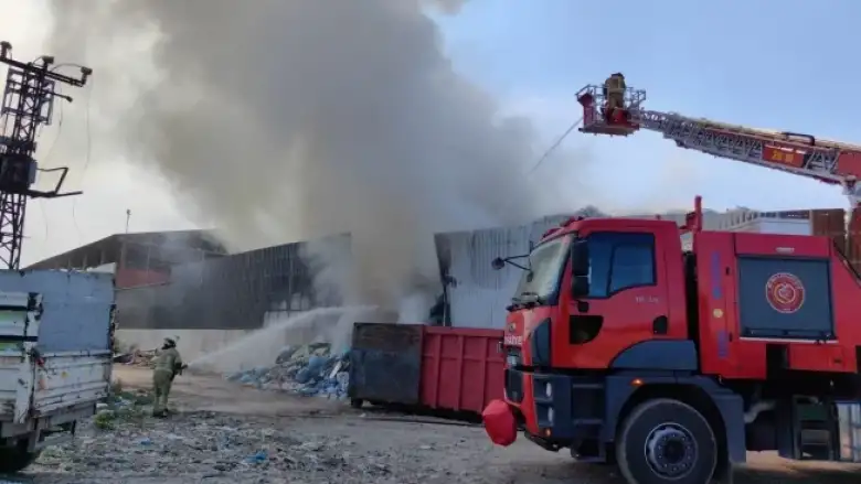 Yine geri dönüşüm tesisi yine yangın!